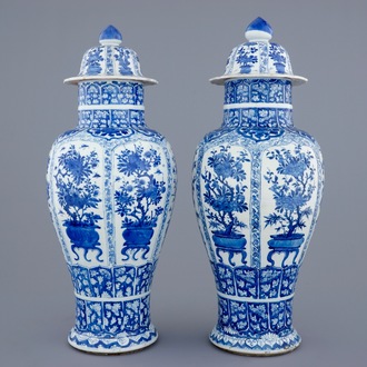 Une grande paire de vases et leur couvercle en porcelaine de Chine bleu et blanc, Kangxi