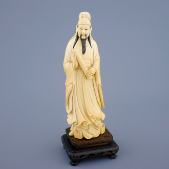 Une figure d'un lettré au rouleau en ivoire sur socle sculpté, Chine, fin du 19ème