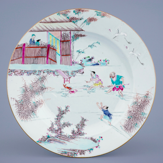 Un plat en porcelaine de Chine famille rose à décor de "La Pêche", Yongzheng, 1723-1735