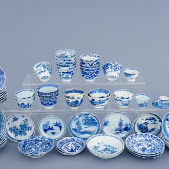 A collection of 30 saucers and 31 cups in blue and white Chinese porcelain, 18/19th C.