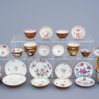 Un lot de 16 tasses et 20 soucoupes en porcelaine de Chine famille rose sur fond capucin, Qianlong, 18ème