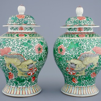 Une paire de vases en porcelaine de Chine wucai aux chiens de fo, 19ème
