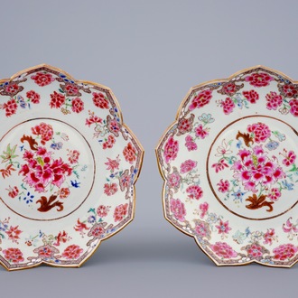 Een paar Chinese famille rose lotusvormige borden met bloemdecor, Qianlong, 18e eeuw