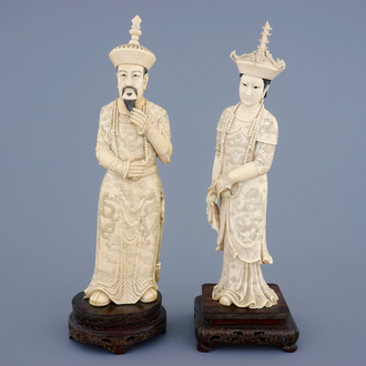 Une grande paire de figures d'empereurs en ivoire, Chine, vers 1900