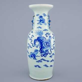 Un vase en porcelaine de Chine en bleu et blanc sur fond céladon aux chiens de fo, 19ème