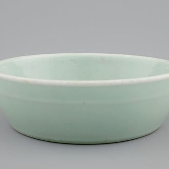Un lave-pinceaux en porcelaine de Chine céladon, marque et époque de Qianlong