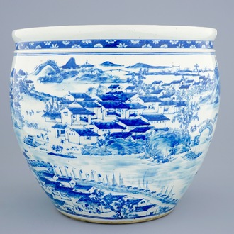 Un grand aquarium avec une vue de Canton en porcelaine de Chine bleu et blanc, 19ème
