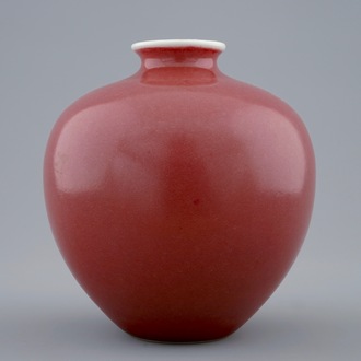 Un vase de forme globulaire en rouge monochrome, marque de Daoguang, 19/20ème