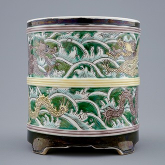 A Chinese famille noire brush pot with dragons, 19/20th C.