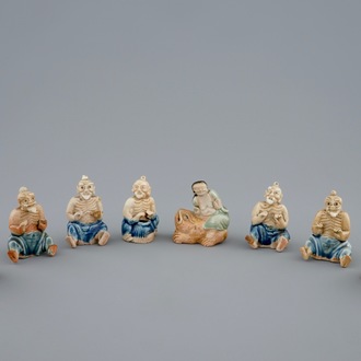 Een set van acht onsterfelijken in deels geglazuurde biscuit, Qianlong, 18e eeuw