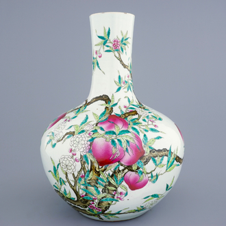 Un vase tianqiuping aux "Neufs pêches" en porcelaine de Chine famille rose, marque de Guanggxu, 19/20ème