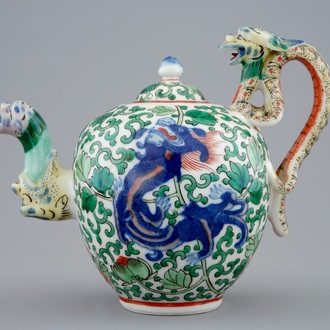 Une théière en porcelaine de Chine wucai, l'anse en forme de dragon, République, début du 20ème