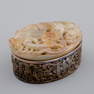 Une boîte en argent anglais avec une plaque en jade chinois comme couvercle, 19ème