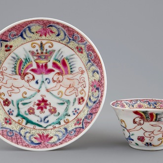 Une tasse et soucoupe en porcelaine de Chine famille rose aux chérubins, Yongzheng/Qianlong, 18ème