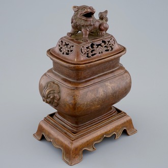 Een Chinese bronzen wierookbrander met geëtst decor, 18/19e eeuw