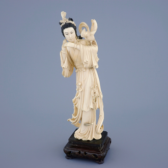 Une figure de Guanyin avec un oiseau en ivoire sculpté sur socle en bois, 19ème