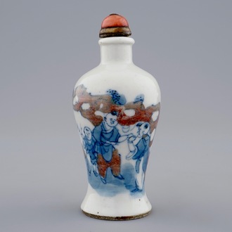 Een Chinees snuifflesje in blauw, wit en onderglazuur rood, 19e eeuw