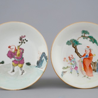 Une paire d'assiettes aux sujets européens en porcelaine de Chine famille rose, Qianlong/Jiaqing, 18/19ème