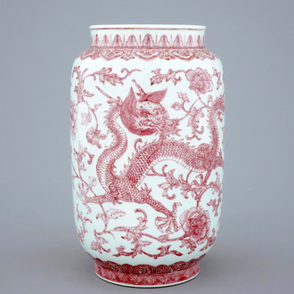 Un vase en porcelaine de Chine au dragon et phénix en rouge de cuivre, marque et période de Qianlong