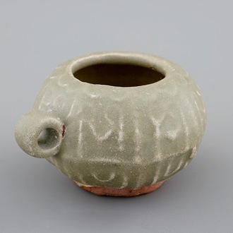 Un abreuvoir à oiseaux en porcelaine de Chine céladon, fin de la Dynastie Ming