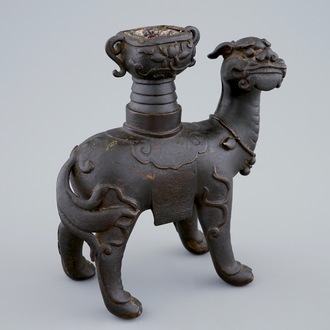 Een Chinese bronzen kandelaar in de vorm van een foo hond, 17/18e eeuw
