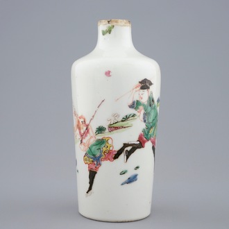A Chinese famille rose vase with a battle scene, Yongzheng, 1723-1735