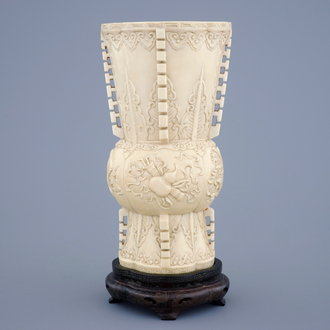 Un vase en ivoire sculpté d'après un modèle archaïque sur socle en bois, 19ème