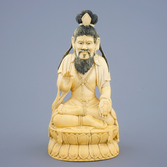 Een Chinese ivoren figuur van de zittende Boeddha, 19e eeuw
