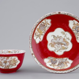 Une tasse et soucoupe en porcelaine de Chine coquille d'oeuf au fond rouge rubis, Yongzheng, 1723-1735
