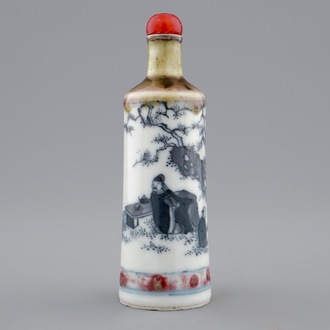 Een Chinees snuifflesje in blauw, wit en onderglazuur rood, 18e eeuw
