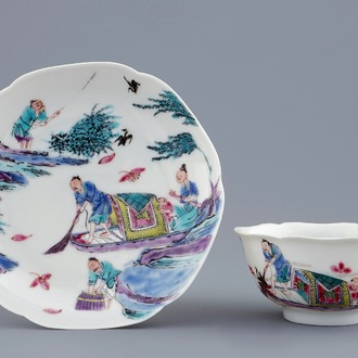 Une tasse et soucoupe en porcelaine de Chine famille rose à décor de la pêche, Yongzheng, 1723-1735