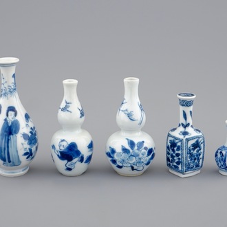 Un lot de 5 vases miniatures en porcelaine de Chine bleu et blanc, Kangxi