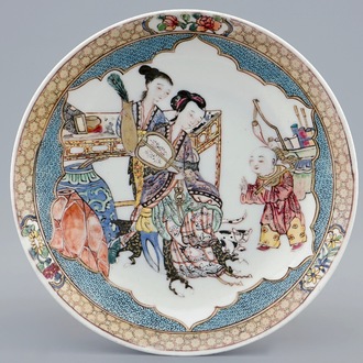 Een fijn Chinees famille rose eierschaal bordje met decor van dames, Yongzheng, 1723-1735