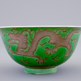 Un bol aux dragons en porcelaine de Chine vert et aubergine, marque et époque de Kangxi