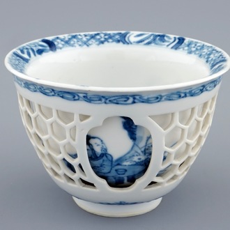 Une tasse à vin à double parois en porcelaine de Chine bleu et blanc, Kangxi