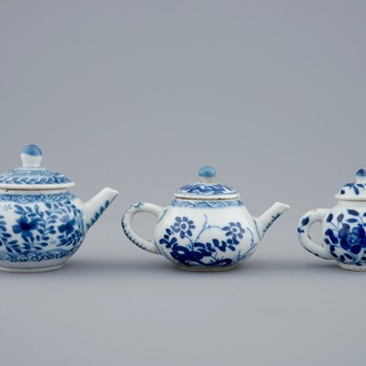 Drie Chinese blauw-witte miniatuur theepotjes met deksels, Kangxi