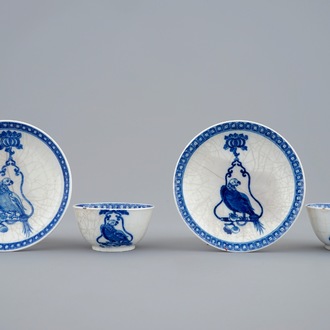 Een paar blauw-witte Chinese koppen en schotels met papegaaien op stok, Qianlong, 18e eeuw