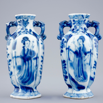 Une paire de vases miniatures en porcelaine de Chine bleu et blanc, Kangxi