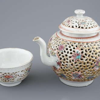Une théière et un bol en porcelaine de Chine famille rose ajouré à double parois, Qianlong, 18ème