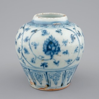 Een Chinees blauw-wit bolvaasje met floraal decor, Ming Dynastie