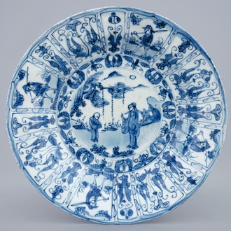 Une assiette en porcelaine de Chine bleu et blanc aux personnages, Dynastie Ming, milieu du 17ème