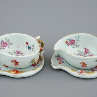 Une paire de tasses et soucoupes en forme de feuille en porcelaine de Chine famille rose, Qianlong, 18ème