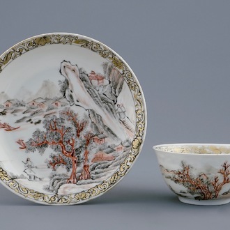 Une tasse et soucoupe en porcelaine de Chine grisaille et doré coquille d'oeuf au paysage, Yongzheng, 1723-1735