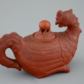 Een Chinese yixing theepot in de vorm van een phoenix of feng huang, 17/18e eeuw