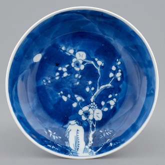 Une assiette en porcelaine de Chine bleu et blanc à décor de prunus, marque et période de Yongzheng