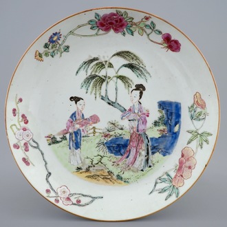 Une assiette en porcelaine de Chine famille rose à décor de dames dans un jardin, Yongzheng, 1723-1735