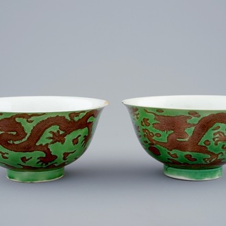 Une paire de bols aux dragons en porcelaine de Chine vert et aubergine, marque et époque de Kangxi