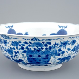 Un bol en porcelaine de Chine bleu et blanc aux dragons et vases fleuris, Kangxi