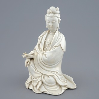 Een Chinese blanc de Chine Guanyin met reliëfmerk, 18e eeuw