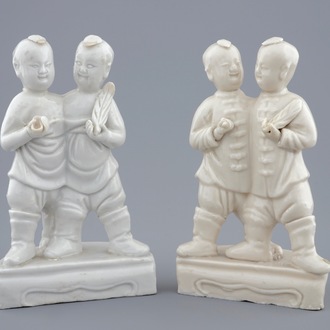 Une paire de groupes des frères Hoho en porcelaine blanc de Chine, Kangxi